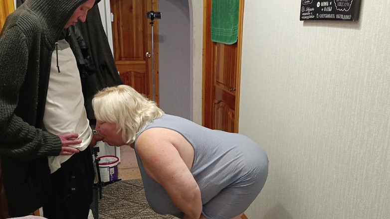 Zona901: Курьер трахнул мачеху в рот и киску раком