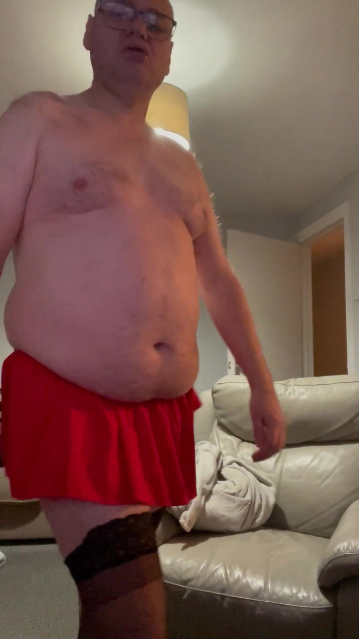 Julian sharp: Julian Love Má roztleskávačkou sukni