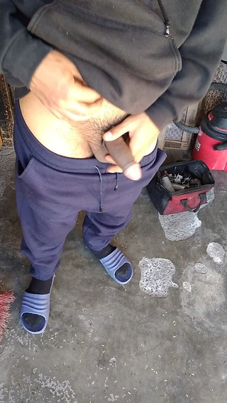 AlexAlejandro13: Alla porta di casa mia mi tondo il cazzo