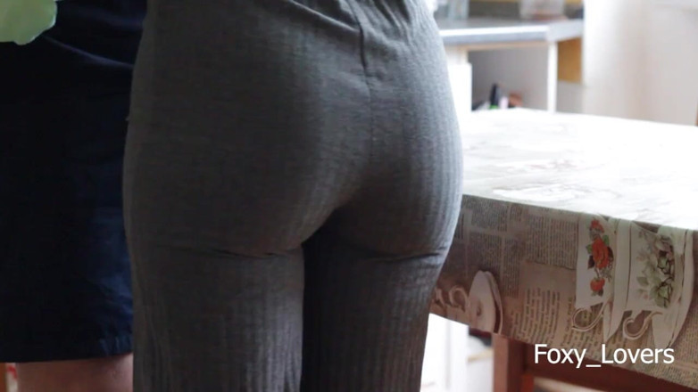 Foxy_Lovers: main rasoee ki mej par apne kolej roommet ko jor...