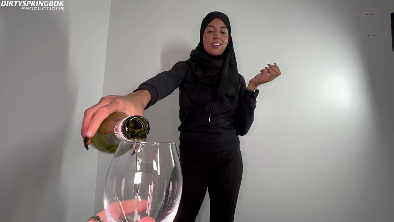 DirtySpringbok: Tesettürlü sürtük Ramazan ayında beyaz yarağı içiyor ve emiyor