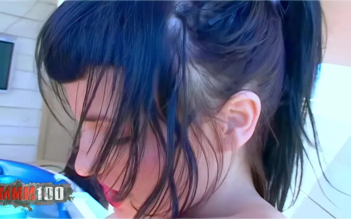 MMM100: 2 estrellas porno lesbianas calientes jugando con un consolador rosa...