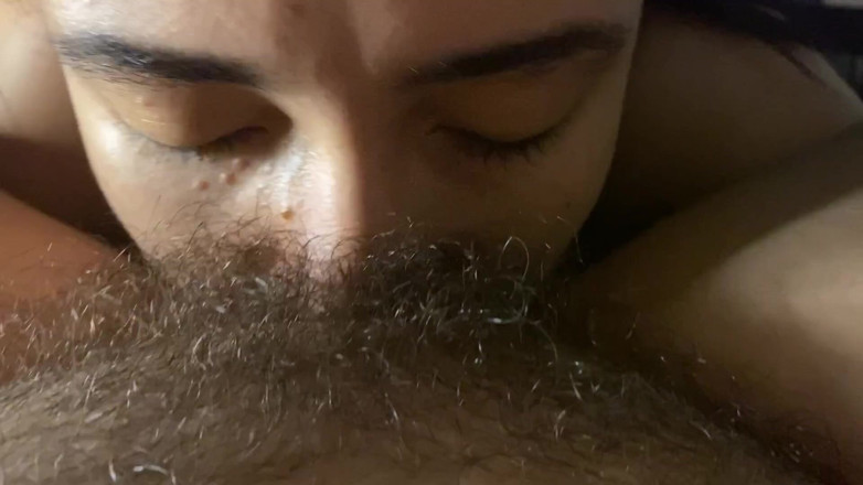 zoemelissa: Lesbiană suge pizda foarte păroasă și umedă