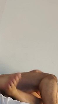 寝室でのクレイジーなセックスアマチュアカップル。大きなお尻、巨乳、毛深いマンコを持つ妻。