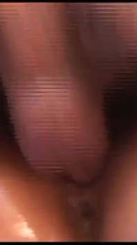 セックスと罪の若い恋人のカップルは、プールサイドでセックスをしています