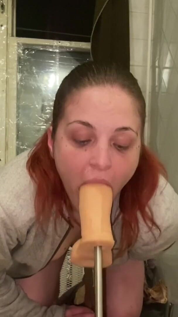 Elena917: deepthroat and spit on face with fuck machine