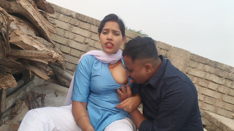 Sona bhabhi: 18岁的处女女大学生大胸部被她的继兄弟在户外德西女孩按压