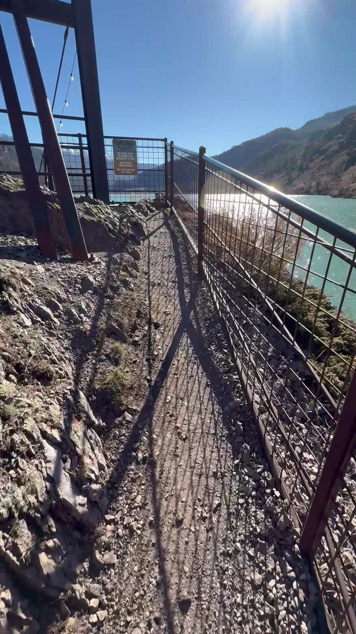 Dahlia Wolf: Fetish Kaki Melintasi Jambatan Luar