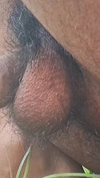 Desi sexy indický chlapec chčije ze svého velkého čůráka v džungli.