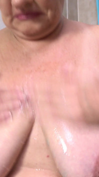 Sexy behaarte oma mit schlaffen titten wird im bad nass