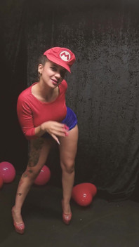 B2p Mario Bros cosplay globos rojos reventan tacones altos
