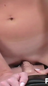 Blondes schätzchen mit dicken titten heather pink reitet den Sybian bis zum orgasmus
