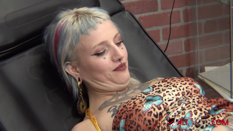 Alt Erotic: La bomba tatuata river Dawn Ink tatuata viene tatuata