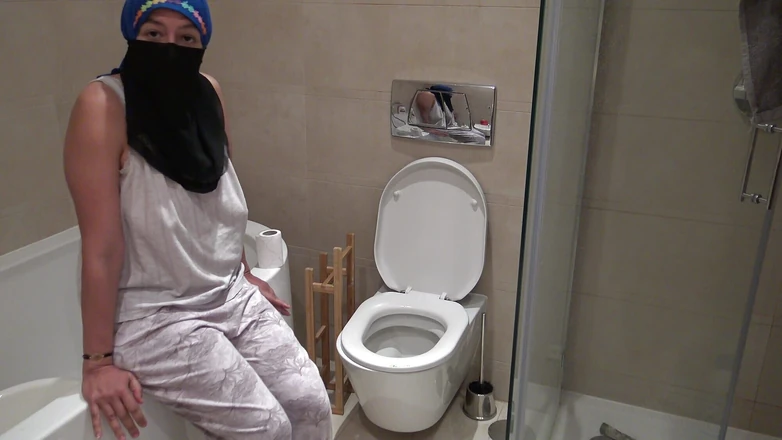 Souzan Halabi: Egyptian Stepmom Teaches Stepson How to Piss