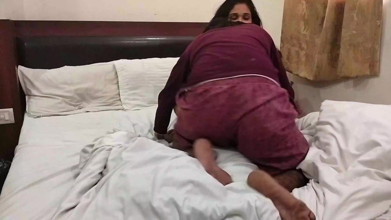 Yourdidipriya: Boy came to take parcel return and got fucked before...