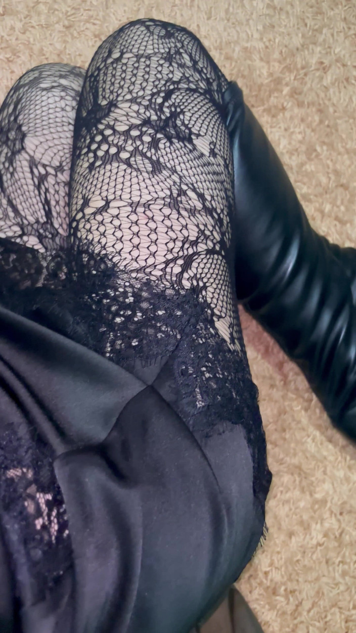 Sparrowica: Играю с моими ногами в сексуальных чулках и сапогах