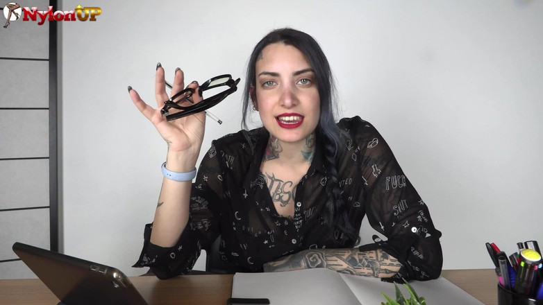 FootFetish Girls With Sex Toys and Nylons: 직원에게 맛있는 발을 숭배할 수 있는 거래를 제공하는 발정난 여성 상사