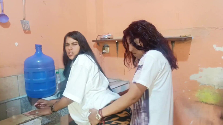 Lady: Des lesbiennes perverses se touchent devant un vieux pervers et...