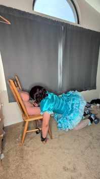La cameriera sissy si fa rinchiudere il collare al cazzo della sua bambola!