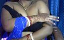 Hot desi girl: A garota abre lentamente o sutiã e tira os peitos,...