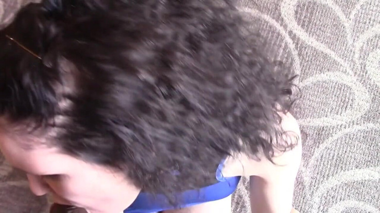 Real Amateur Sluts: Brunetka v modrých šatech na obličej