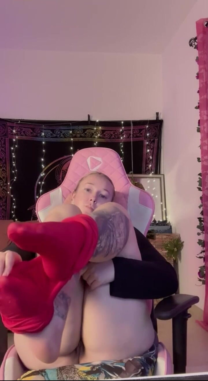 Kisicaxx: Riesigen dildo benutzen