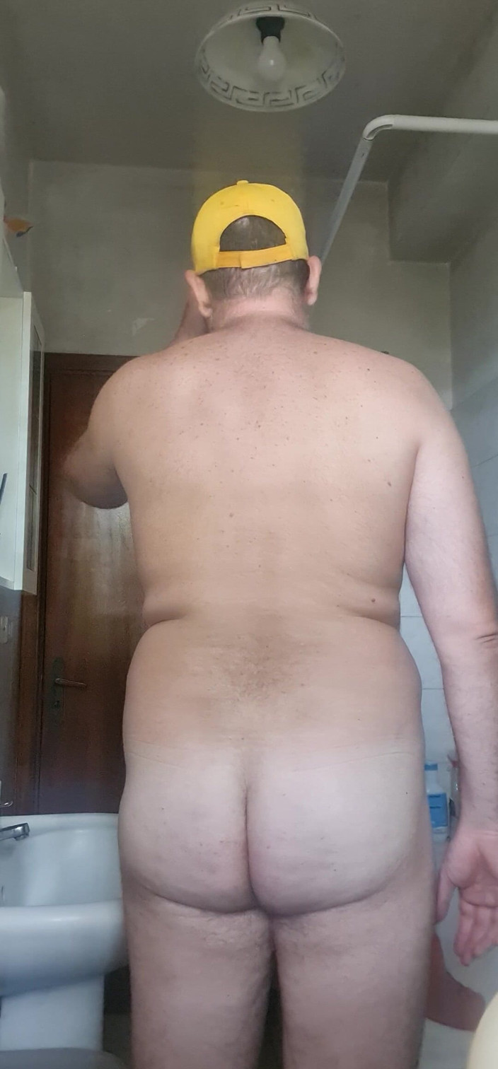 Mirko2589: Nackter Junge im Badezimmer mit gelbem Hut