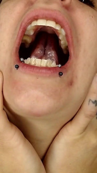 Turné s velkými ústy s piercingy