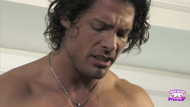 Huge Boobs MILF: Una rubia impresionante le da su coño a un hombre...