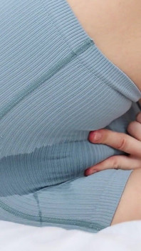 Bagnando i miei pantaloncini Fetish - figa ammollo - ragazza bionda calda e sgrillettamento veloce da sola