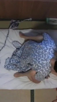 Teplo v hotelovém pokoji – když se tichá masáž promění v pokušení. - 3
