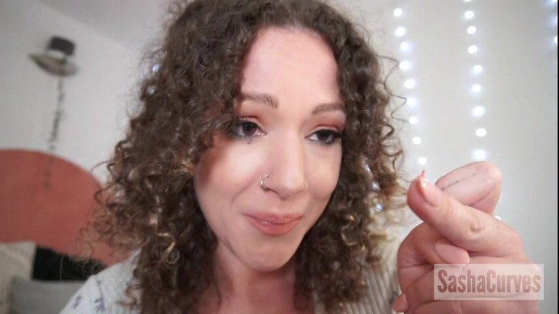 Sasha Curves: Minik oda arkadaşımla oynuyorum