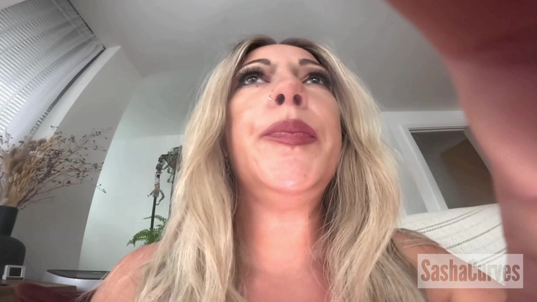 Sasha Curves: A Giantess &amp; gia đình kế nhút nhát của cô ấy