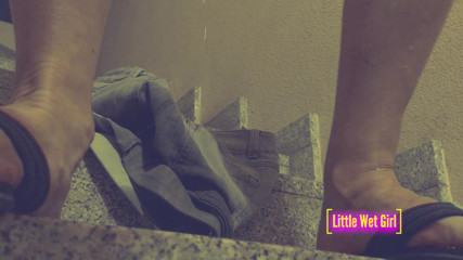 Little Wet Girl: Desesperada mijando em shorts e calcinha na escada