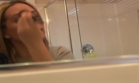 Solo Austria: Maquillage de visage dans la salle de bain