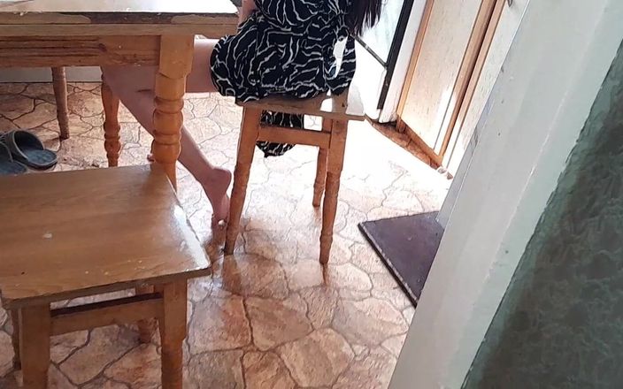 Lesbian-illusion: Mă uit la vecina mea masturbându-se în bucătărie și mă alătur ei