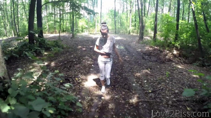 Love 2 Piss: Pisse-versuche im wald