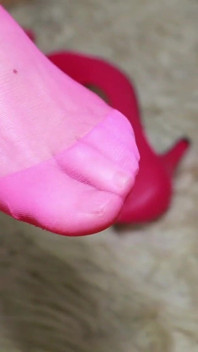 Stoking Merah Jambu dan Pam Merah Jambu