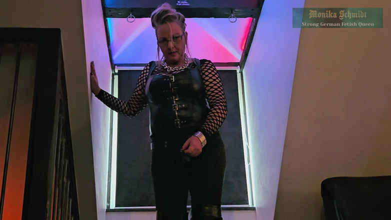 Strict Senz: Monika Schmidt uctívá mého ptáka kouření POV