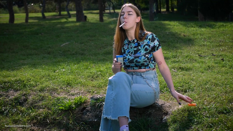 Russian Smokers: Uwodzicielska rosyjska piękność palenia papierosów wibracje studio