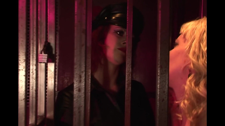 We love fucking XXX: I den hemliga källaren får kvinnorna vad de vill.