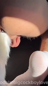 ¡Un transeúnte papi chupó mi gran polla y me folló duro en un taxi, un crucero Femboy!