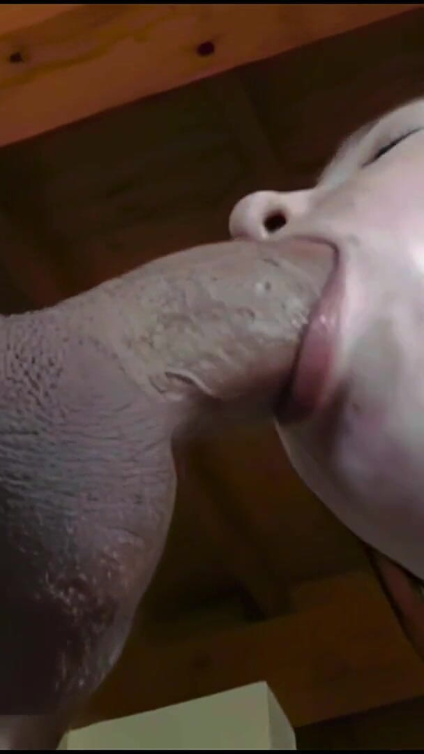 My real dirty life: Pelayan semok ini dientot sama dua cowok sange