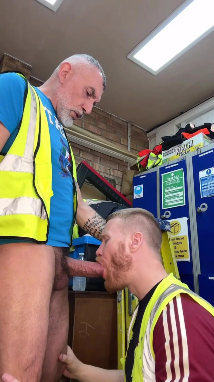 itapapixxl: Asılı Olgun Itapapixxl Kızıl Esnafını Prezervatifsiz Sikiyor - Içine Büyük Dölleme