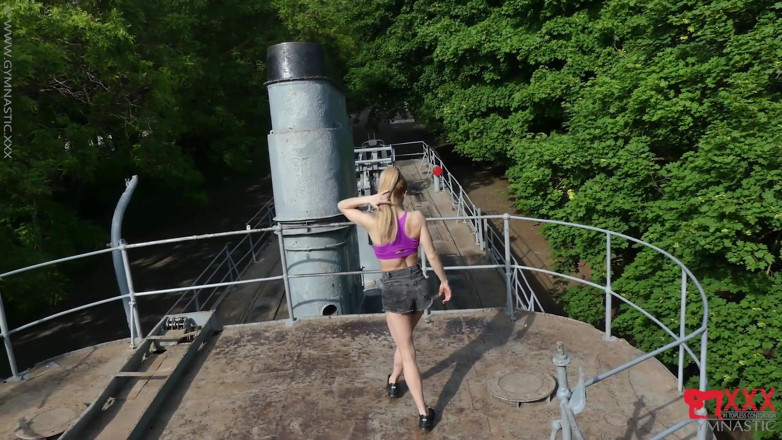 Gymnastic: Aventură flexibilă pe o navă cu rochie sexy