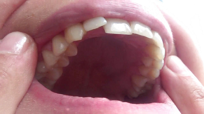 Sexy Milf: ケイトはあなたのために彼女の口を大きく開きます