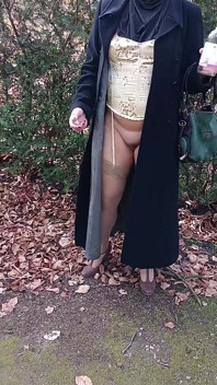 La mia ragazza musulmana mostra la sua figa fuori nel parco.