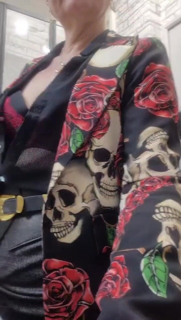 Sofy13: Cześć, odkrywasz rozwiązłą, dojrzałą MILF, która kocha seks