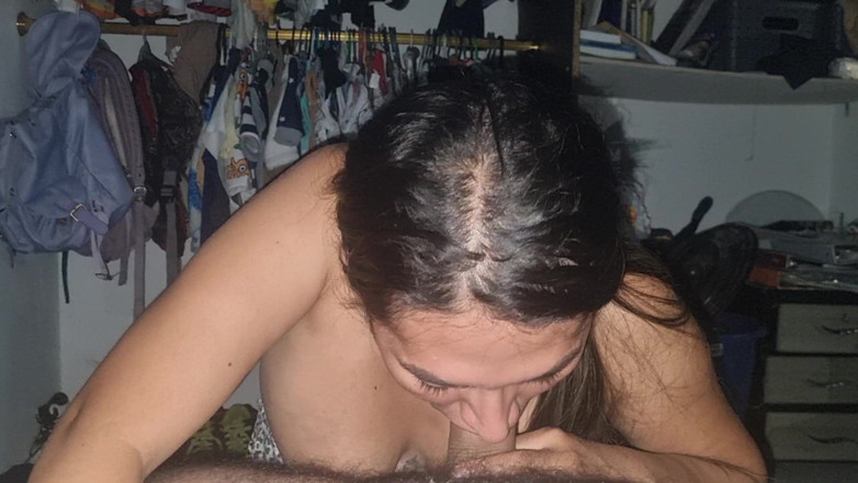 Rubis: Une belle blonde colombienne à forte poitrine taille une pipe jusqu’à...