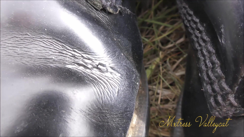 Mxtress Valleycat: Close up boot cleaning